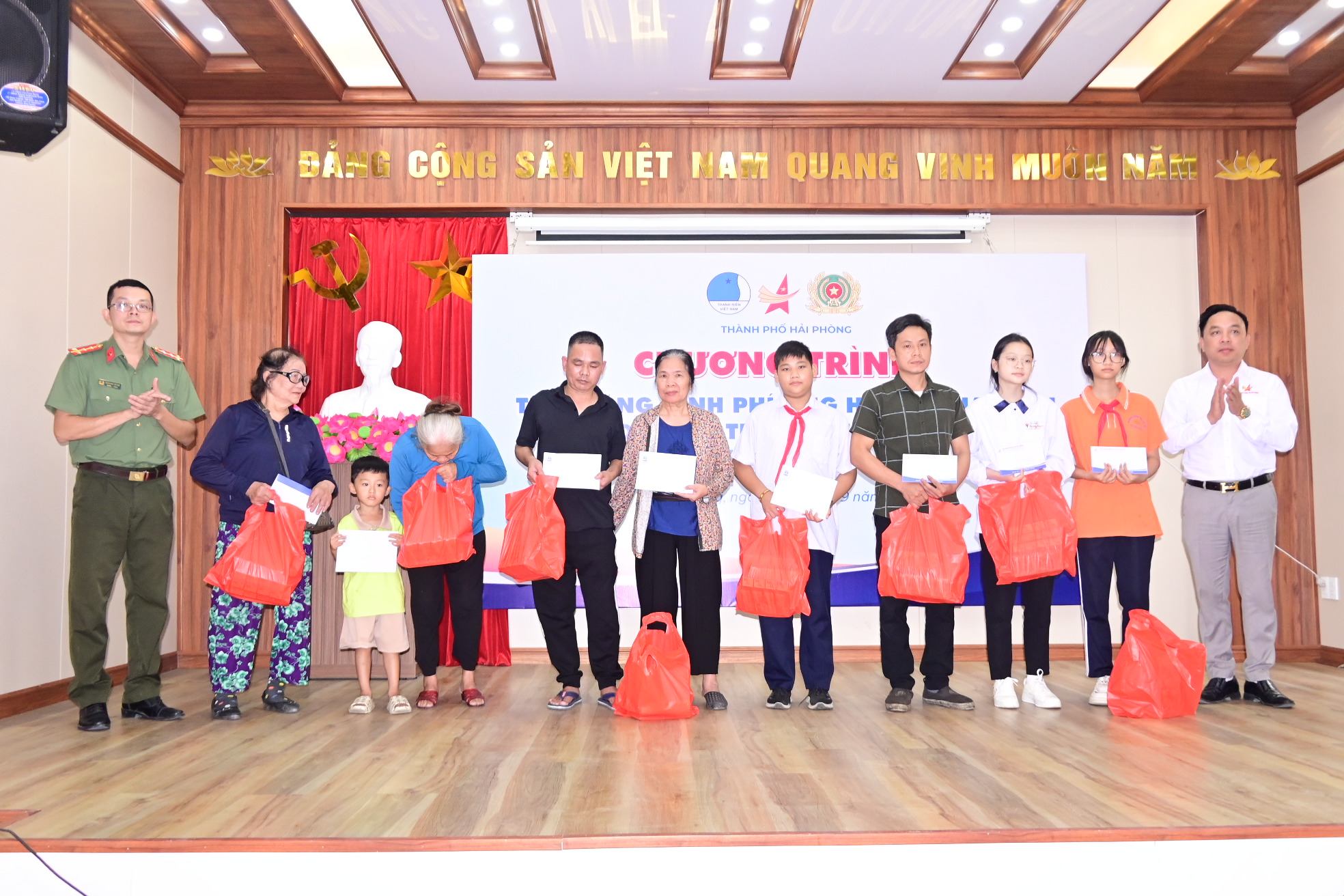 Chi đoàn Phòng An ninh điều tra CATP và Hội Doanh nhân trẻ thành phố Hải Phòng: Trao tặng kinh phí ủng hộ tới các gia đình bị thiệt hại sau bão số 3